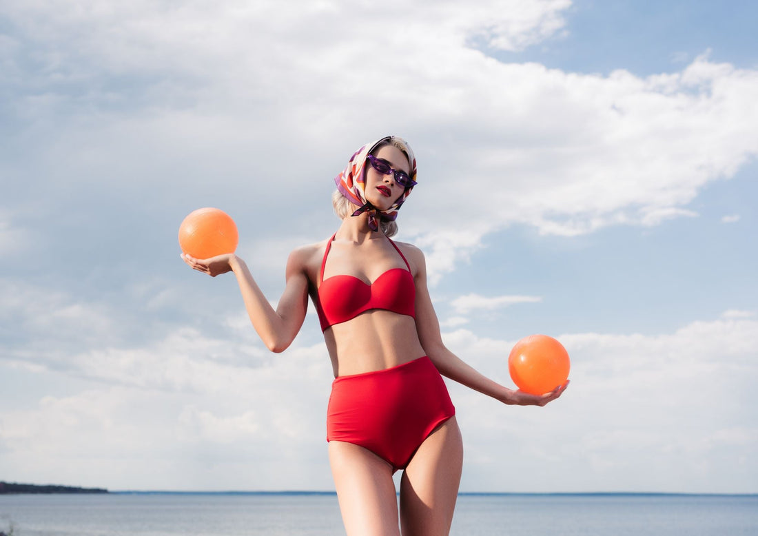 Historia del bikini de braguita alta: del glamour de los años 50 a la actualidad